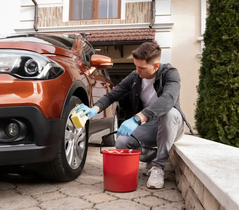 Lavage auto à domicile Anglars-Saint-Félix : professionnel intervenant sur un véhicule